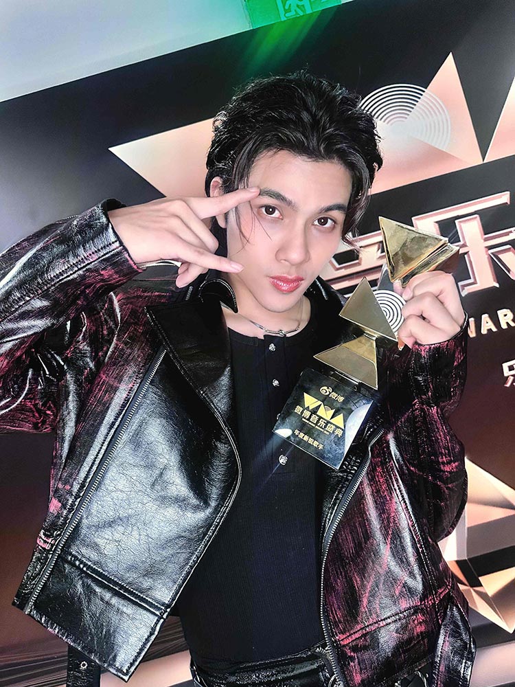 Тайский певец «SAMUI» получил награду новичок года на «Weibo Music Awa